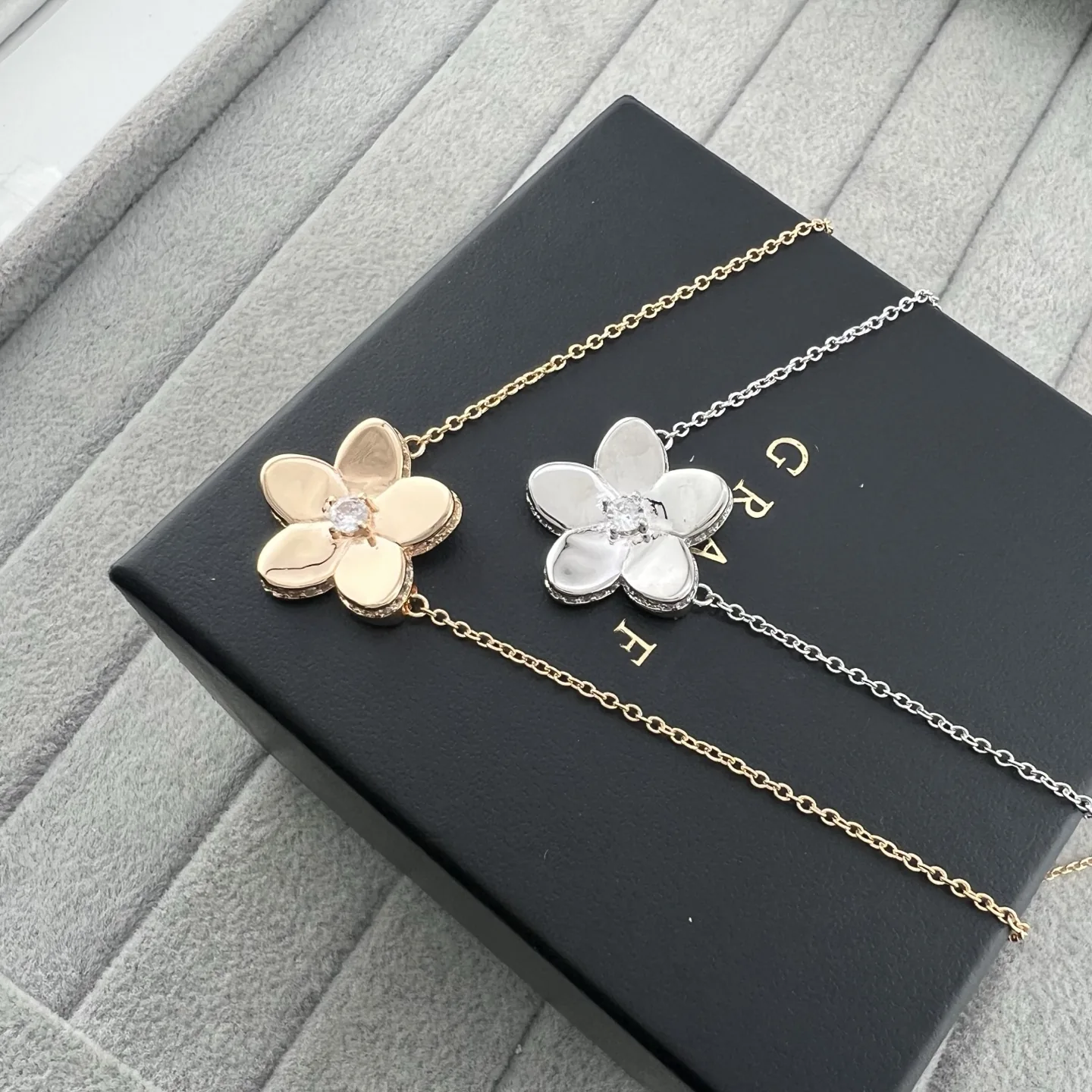 JWGRAFF0001-01 Graff Five-Petal Pavé Edge Pendant Necklace