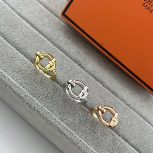 Hermes Q Letter Polished Ring
