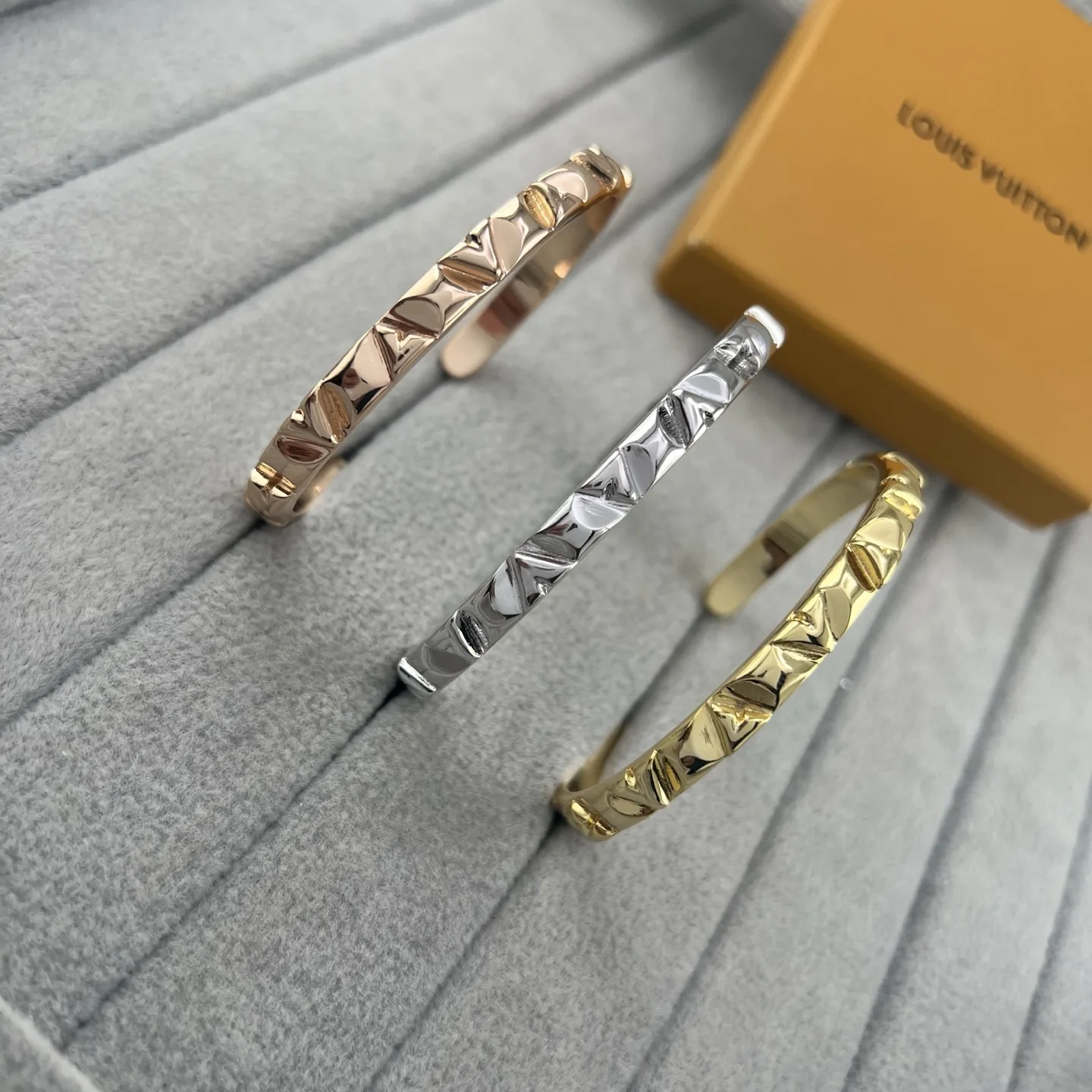JWLV0004-01 Louis Vuitton Polished V-Letter Open Cuff Bracelet