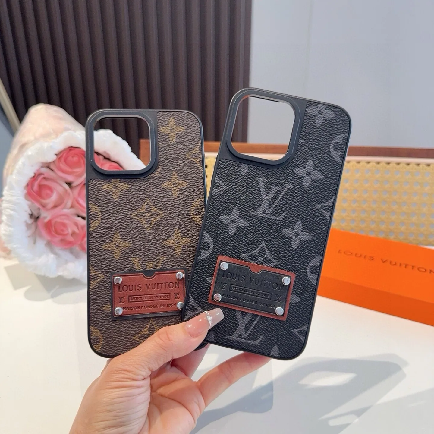 Louis Vuitton Monogram Full-Cover Phone Case with a Leather-Look Finish - Ref. PCLV0039