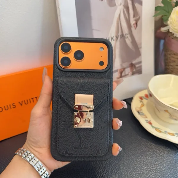 PCLV0265-01 Louis Vuitton Classic Monogram Phone Case with Integrated Cardholder - Ref. PCLV0265
