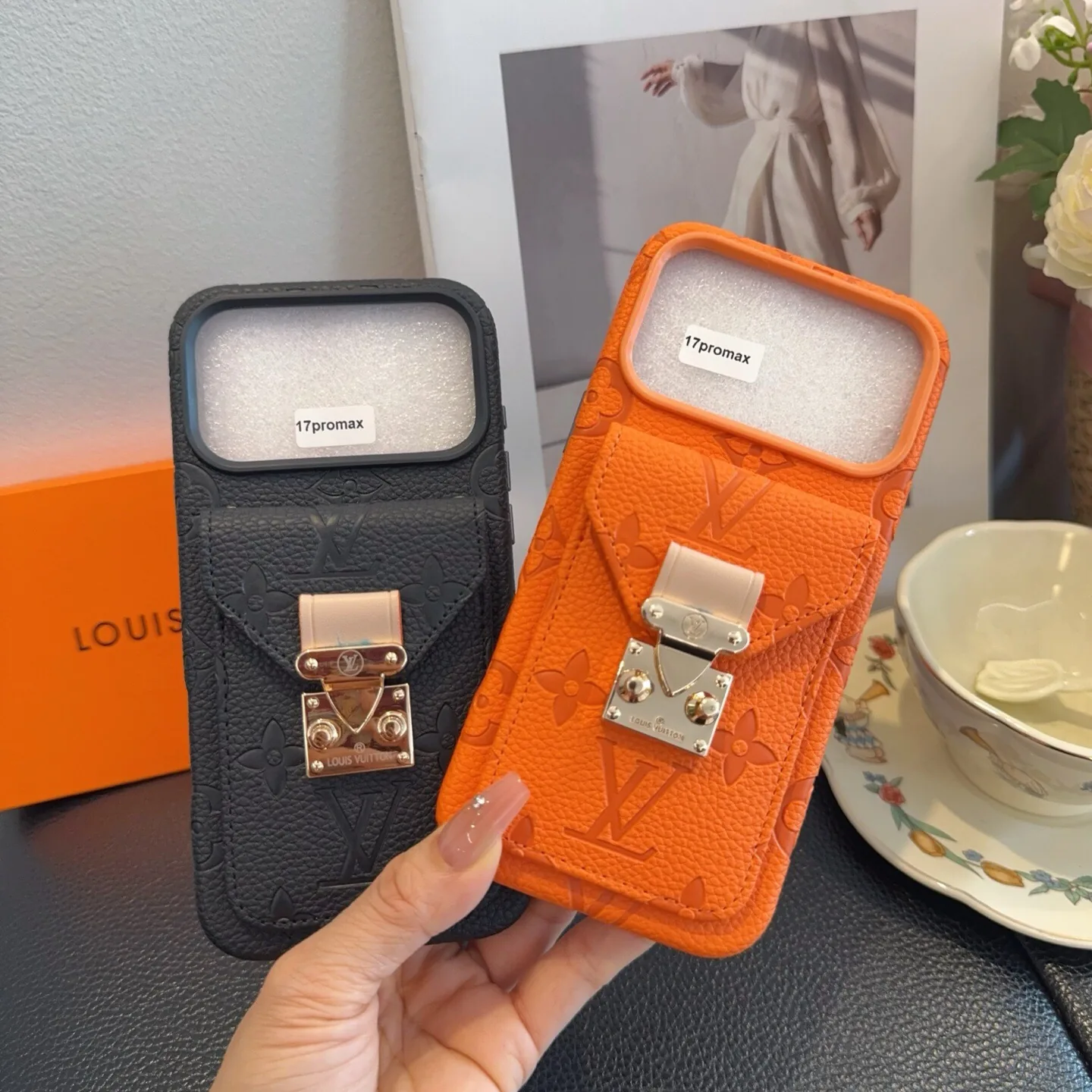 PCLV0277-01 Louis Vuitton Classic Monogram Phone Case with Integrated Cardholder - Ref. PCLV0277